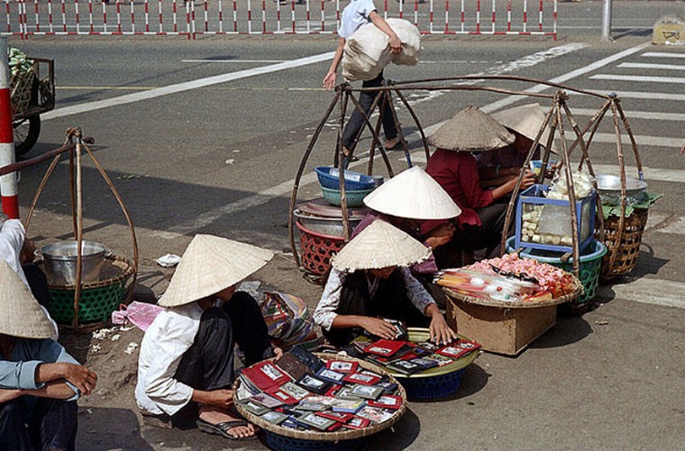 Các chị bán ví rong ở Sài Gòn.